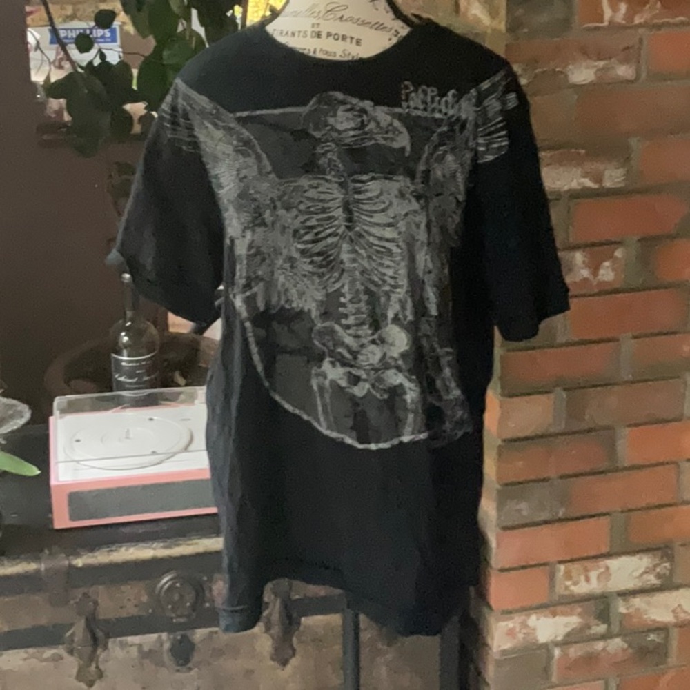 Men’s Drifter t-shirt fits like a large or a small XL